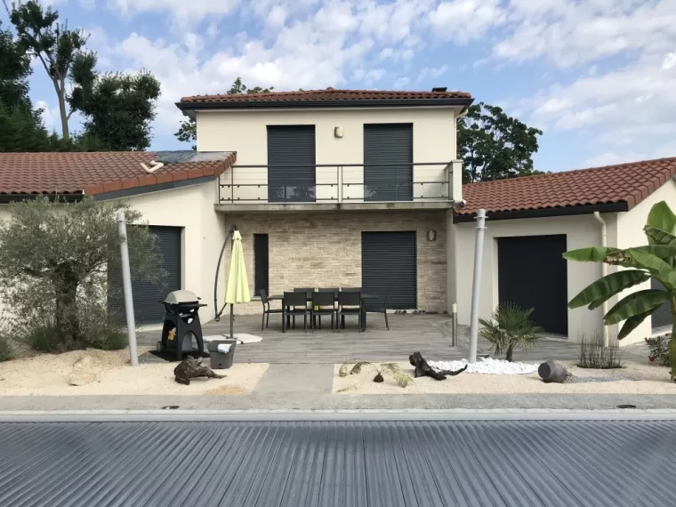 Pose d'un parement pierre sur une villa à Saint Genest-Lerpt, Veauche, REFAC