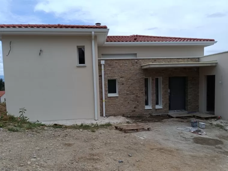 Pose de parement pierre sur une villa à Andrézieux-Bouthéon, Veauche, REFAC