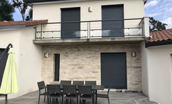 Pose d'un parement pierre sur une villa à Saint Genest-Lerpt, Veauche, REFAC