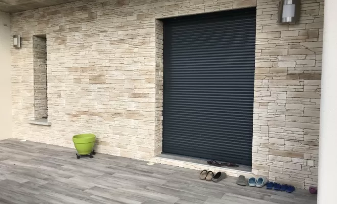 Pose d'un parement pierre sur une villa à Saint Genest-Lerpt, Veauche, REFAC