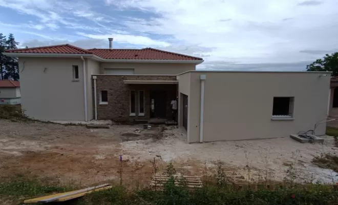 Pose de parement pierre sur une villa à Andrézieux-Bouthéon, Veauche, REFAC