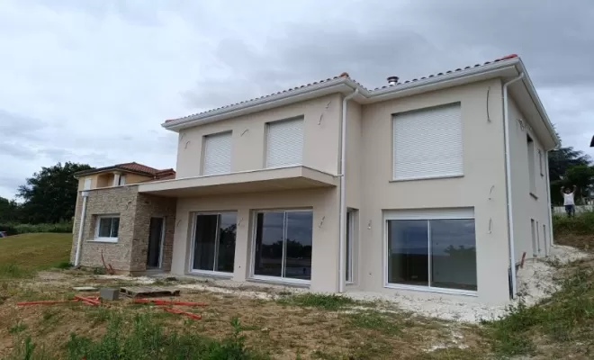 Pose de parement pierre sur une villa à Andrézieux-Bouthéon, Veauche, REFAC