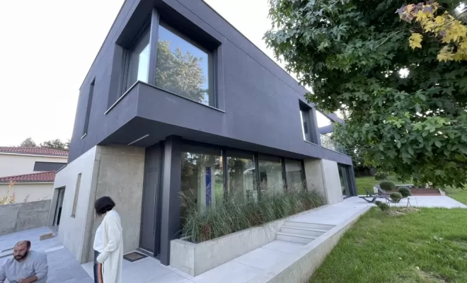 Réalisation d'un enduit sur une villa d'architecte à Andrézieux-Bouthéon, Veauche, REFAC