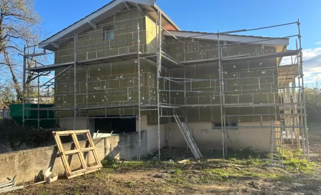 Mise en valeur pour cette villa suite à une rénovation énergétique, Veauche, REFAC