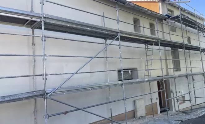 Chantier d'isolation par l'extérieur en cours, Saint Priest-en-Jarez